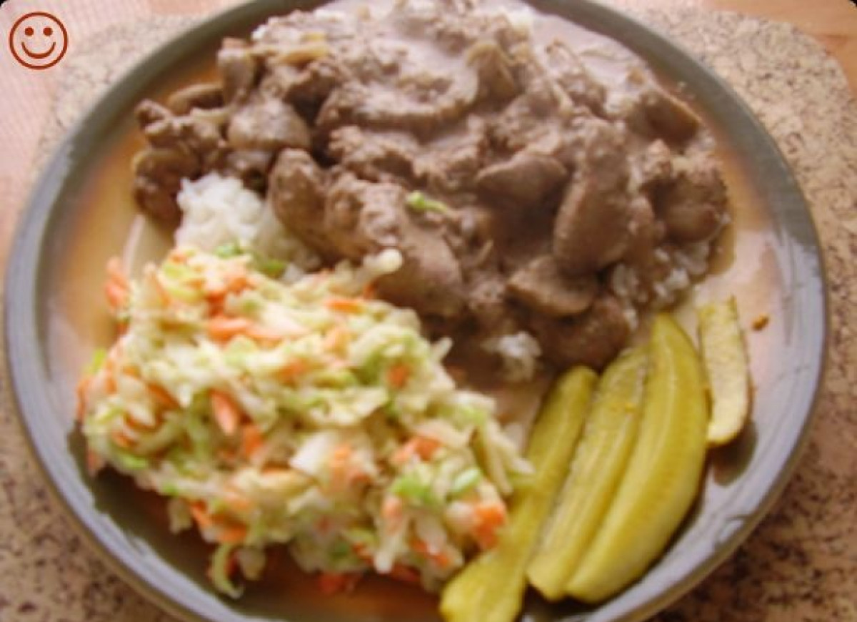 Wątróbka drobiowa z pieczarkami w sosie.