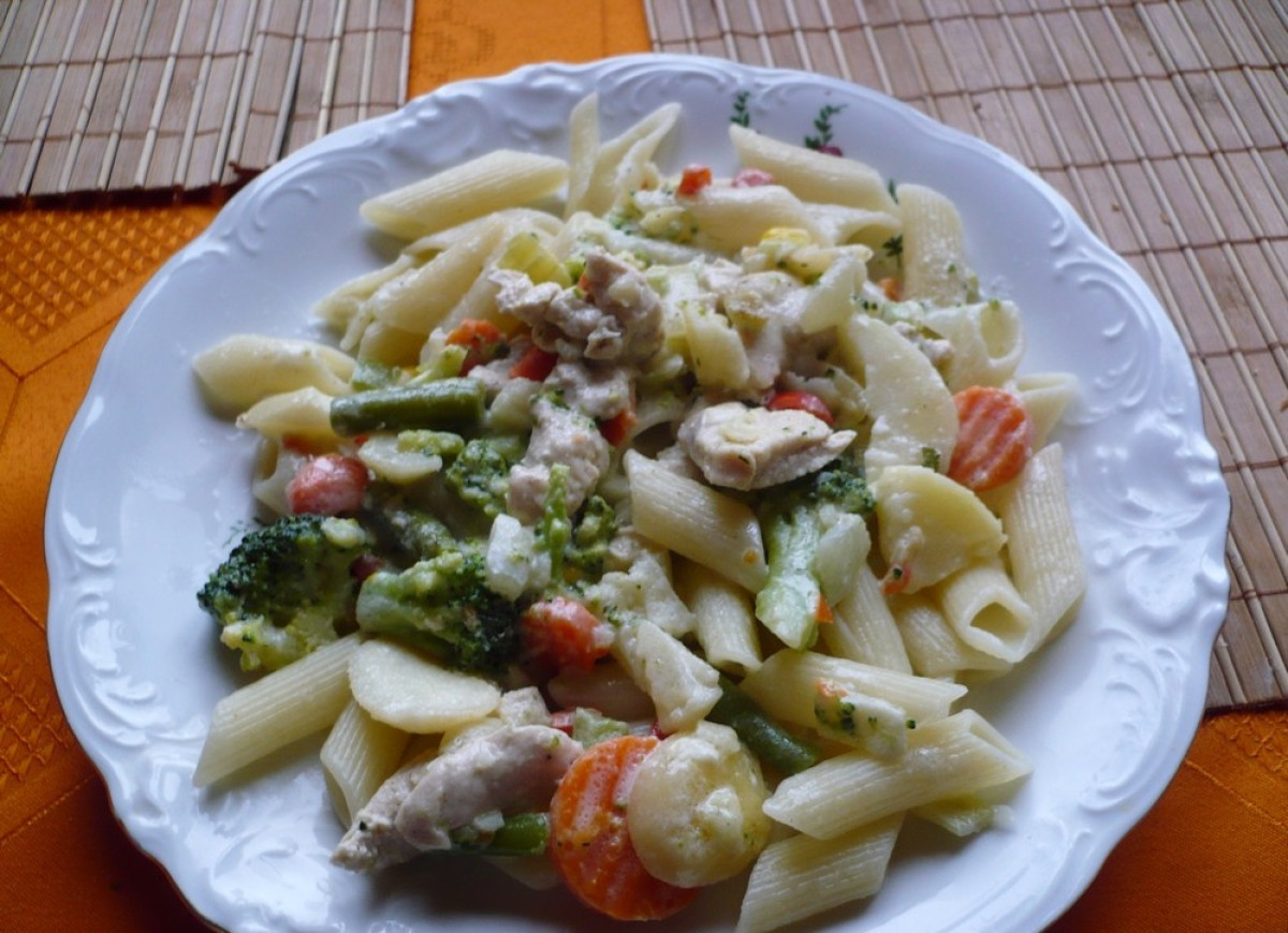 Makaron z warzywami i kurczakiem w sosie kremowym