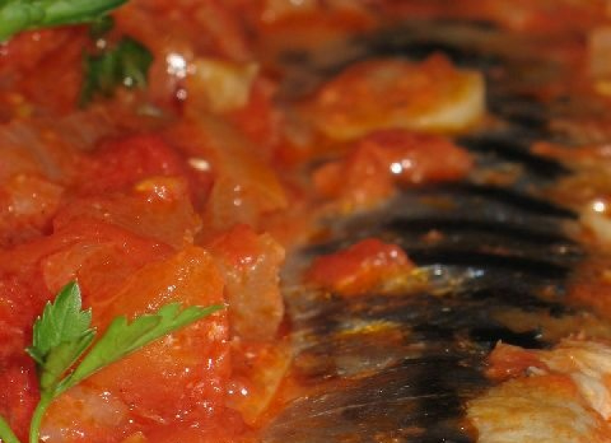 Makrela w sosie winno - pomidorowym