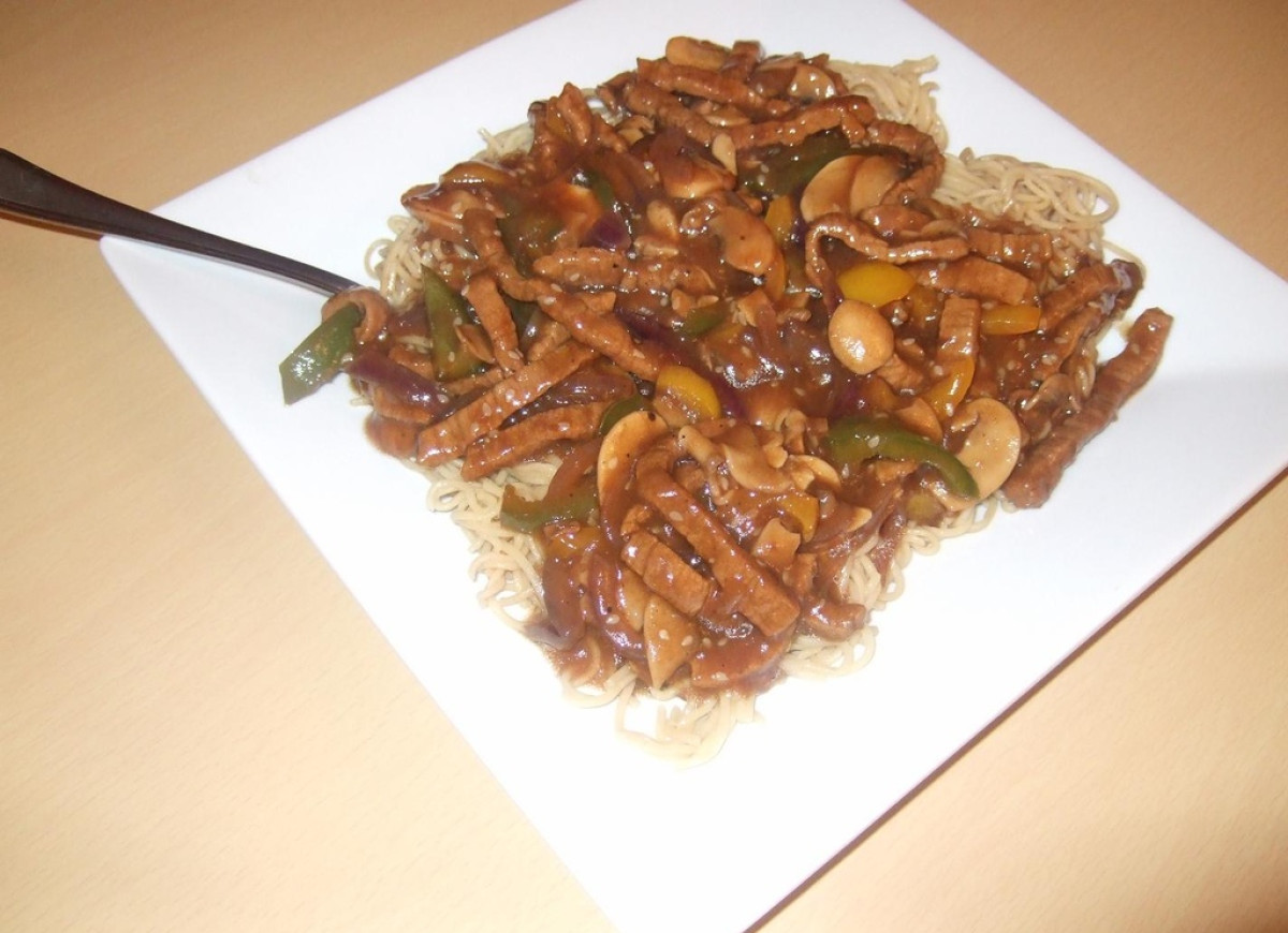 Sezamowe chow main z wołowiną Chupi