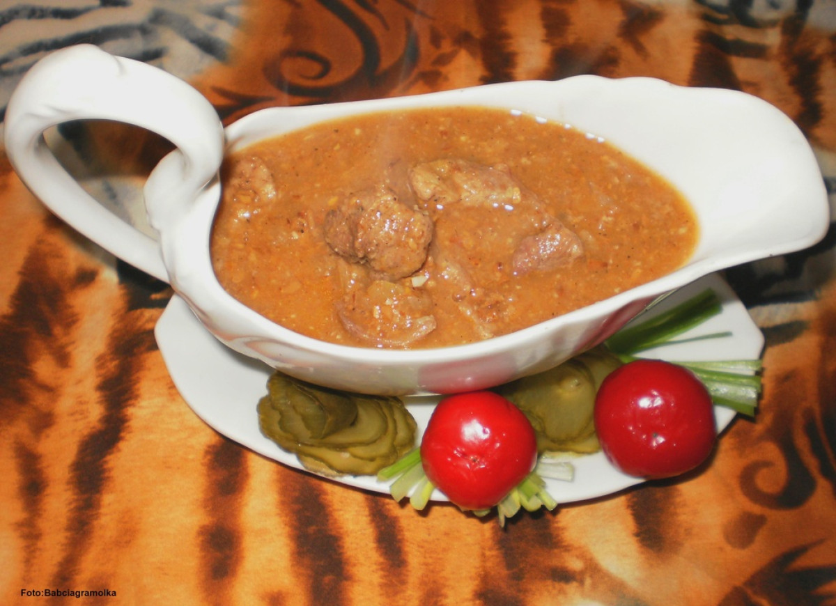 Sos gulaszowy z mączką grzybową i razowcem :