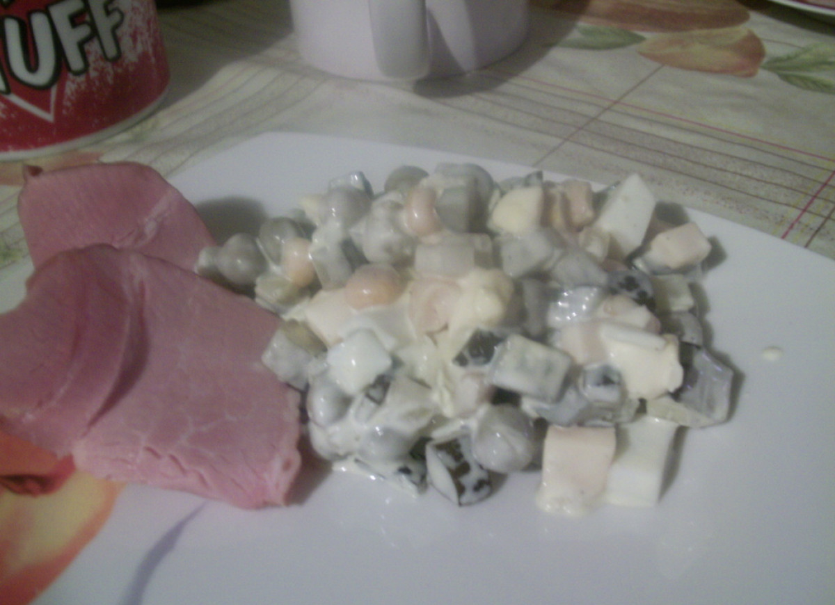 SAŁATKA Z GROSZKIEM I OGÓRKIEM KISZONYM