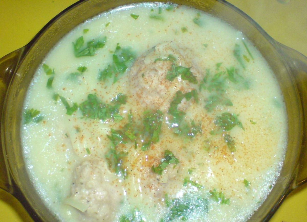 Zupa emmentalerowo- śmietankowa z pulpecikami i makaronem