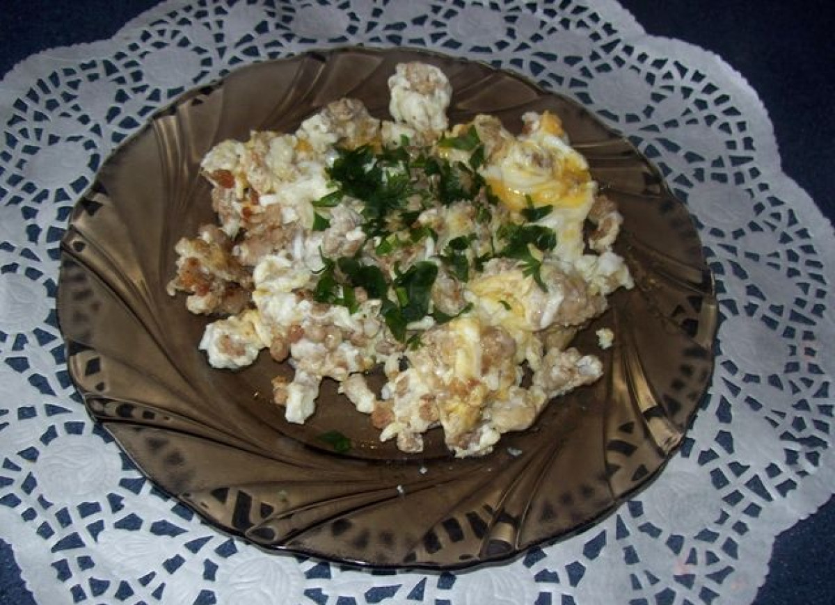 Jajecznica na mielonym mięsie