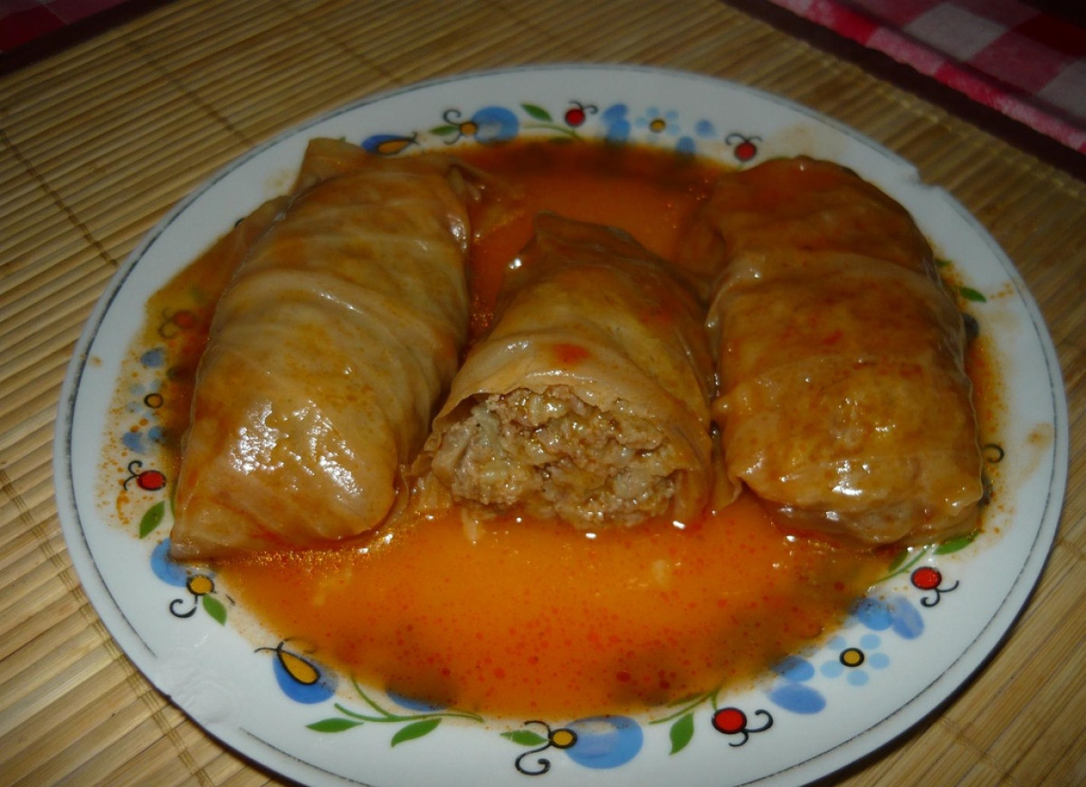 Gołąbki z mięsa i ryżu w sosie pomidorowym