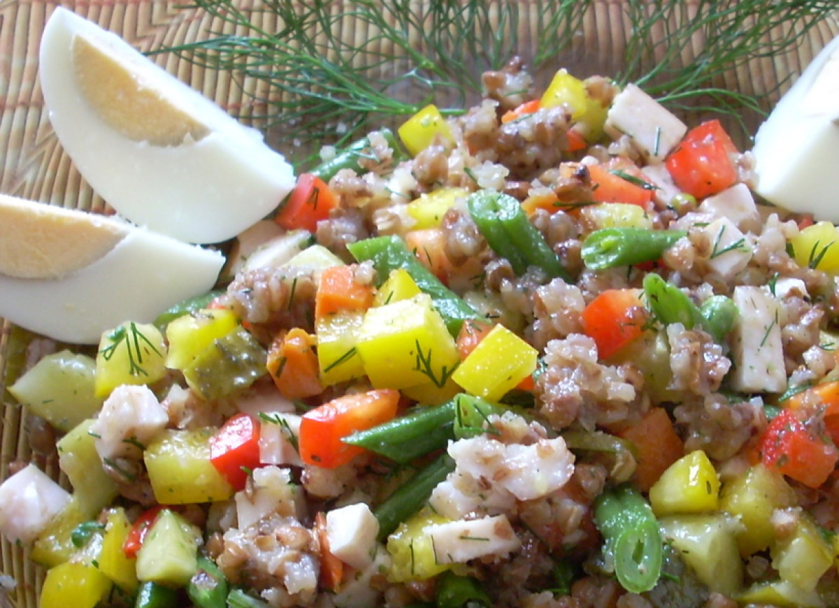 Sałatka z kaszą i papryką