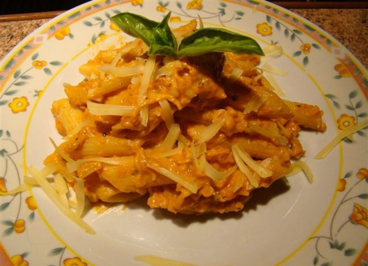 Penne z sosem pomidorowo-śmietanowo-serowym