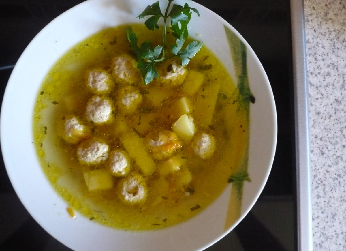 Zupa z frykadelkami.