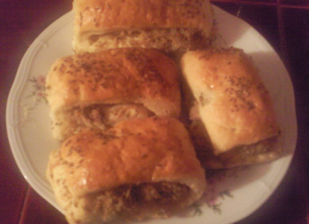 Paszteciki drożdżowe z mięsem i kapustą