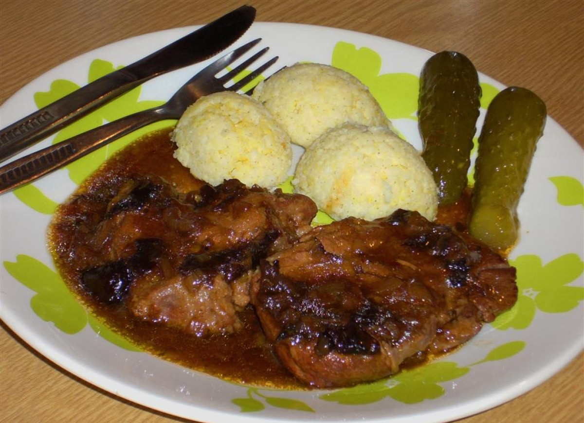 Biodrówka duszona ze śliwkami