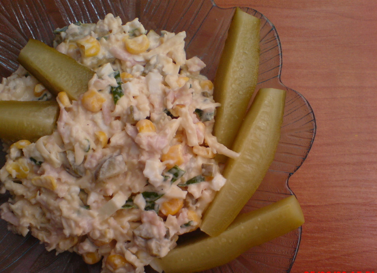 Sałatka z serem żółtym i czosnkiem