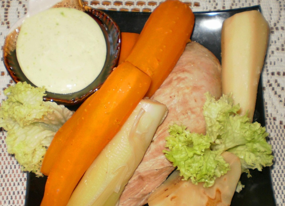 Polędwica wieprzowa gotowana z warzywami i sosem z chrzanu Wasabi :