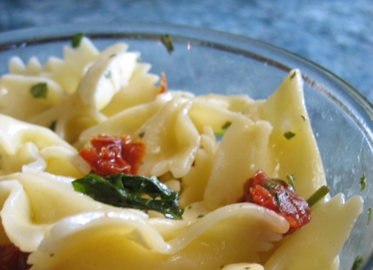 Makaron z suszonymi pomidorami i mozzarellą