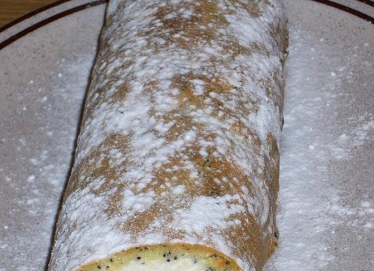 Rolada z bitą śmietaną i owocami