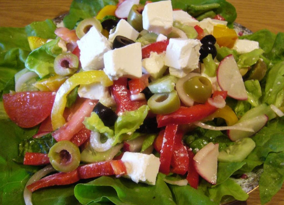 Sałatka z oliwkami i serem feta