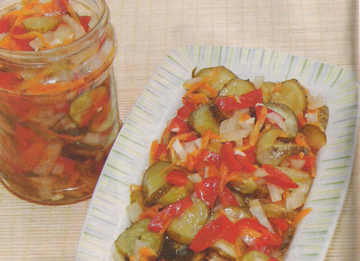 SAŁATKA Z OGÓRKÓW I PAPRYKI W MARYNACIE