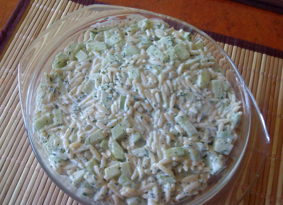 Sałatka z ogórkiem i makaronem