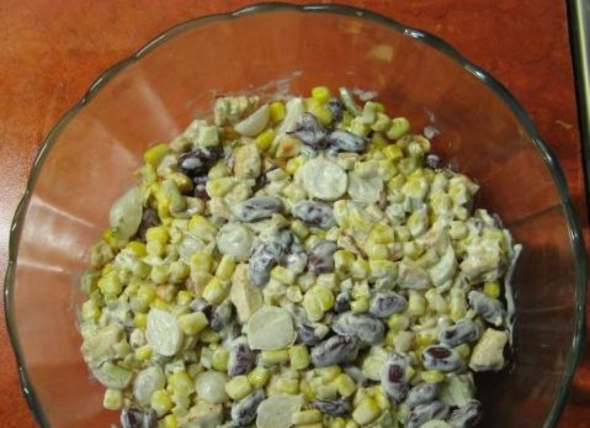 Sałatka z kurczakiem i cebulkami marynowanymi