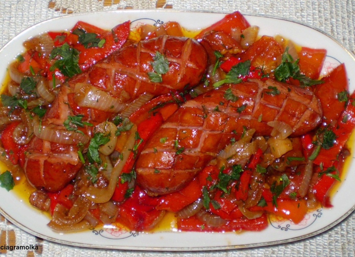 Kiełbasa podsmażana – duszona w cebuli z papryką :