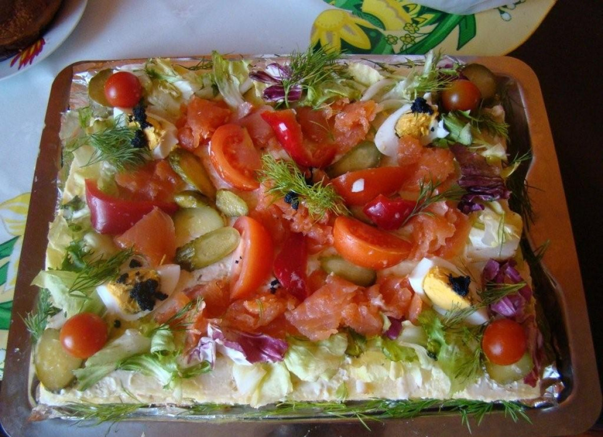 Tort tuńczykowo-łososiowy z tostów