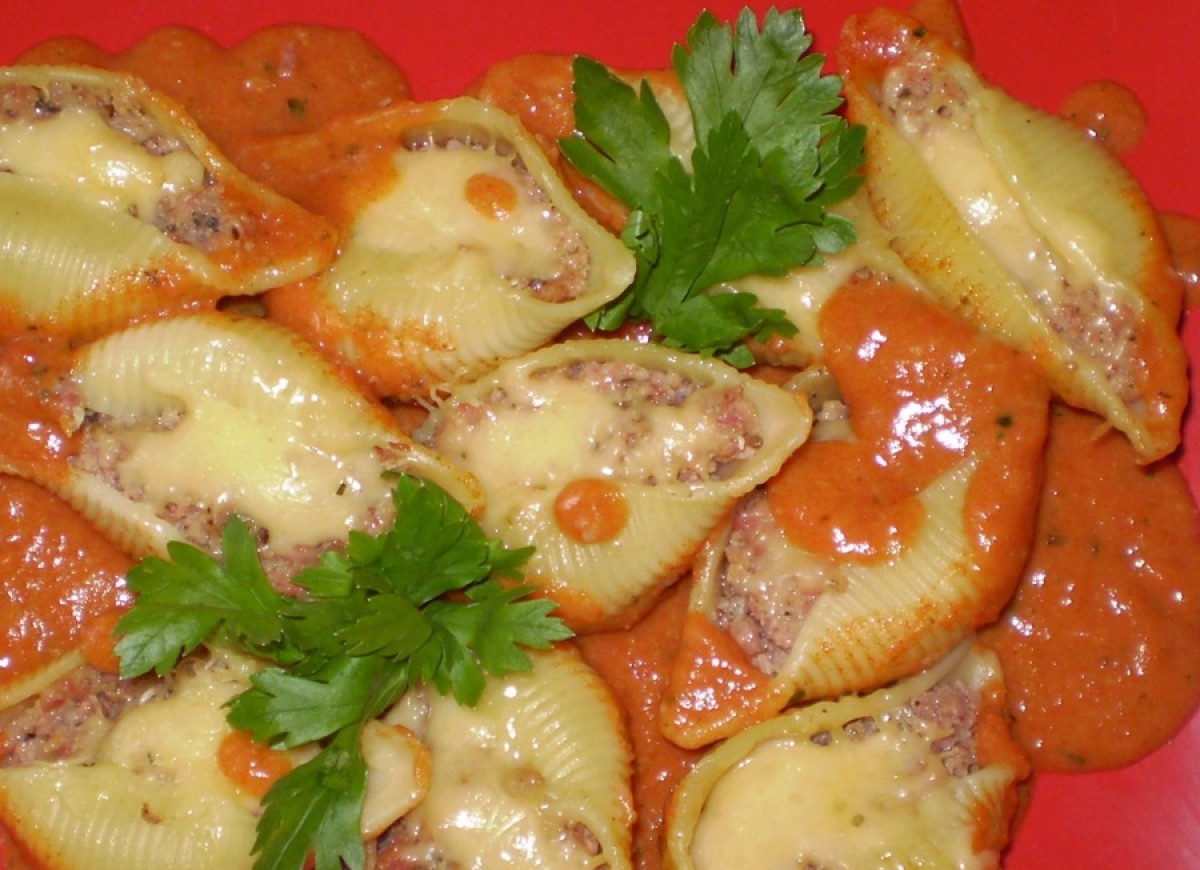 Muszle z mięsem zapiekane w sosie :