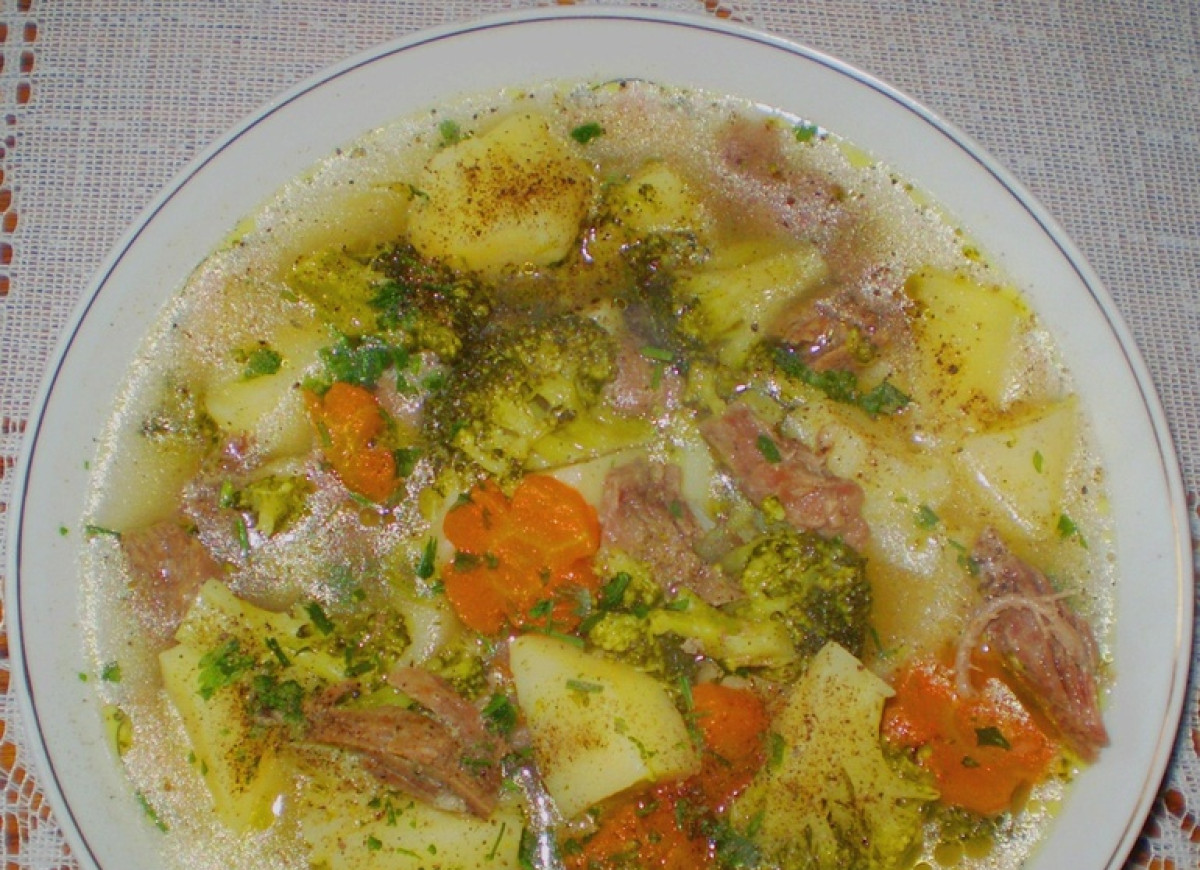 Brokułowa z ziemniakami na rosole :