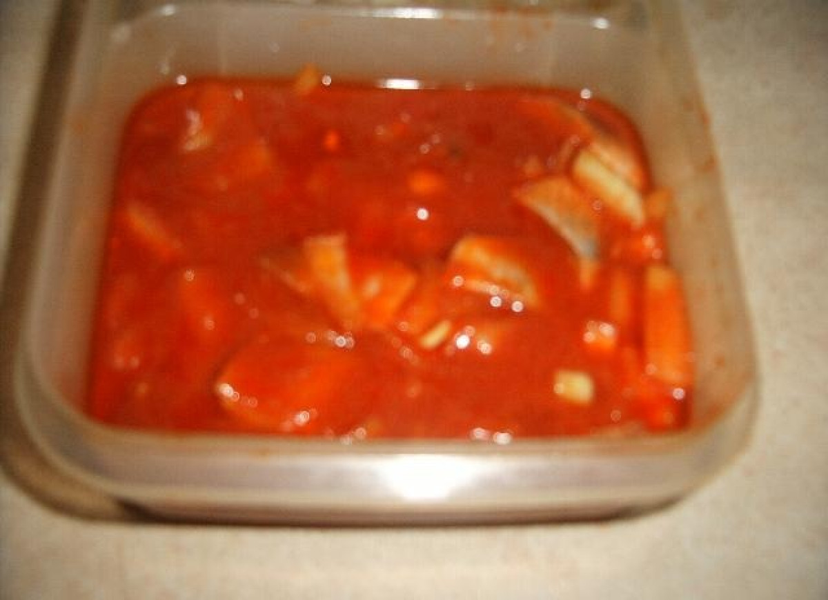 ŚLEDZIE W SOSIE POMIDOROWYM