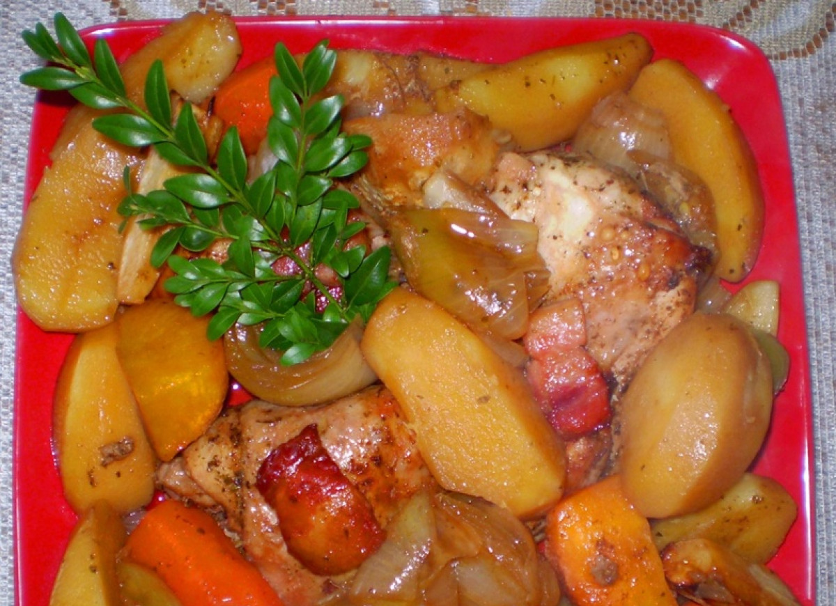 Kurczak pieczony z warzywami i ziemniakami z Garnka rzymskiego :