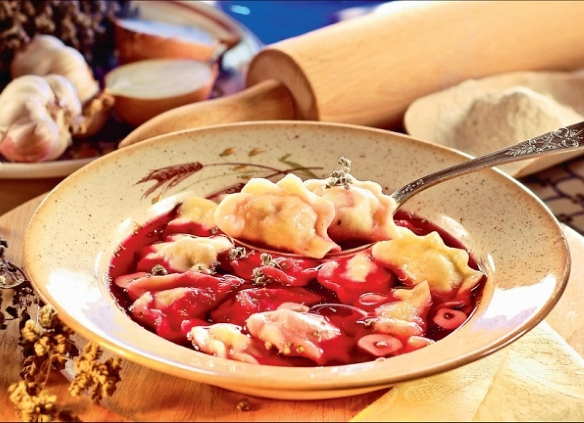 Kołduny w czerwonym barszczu