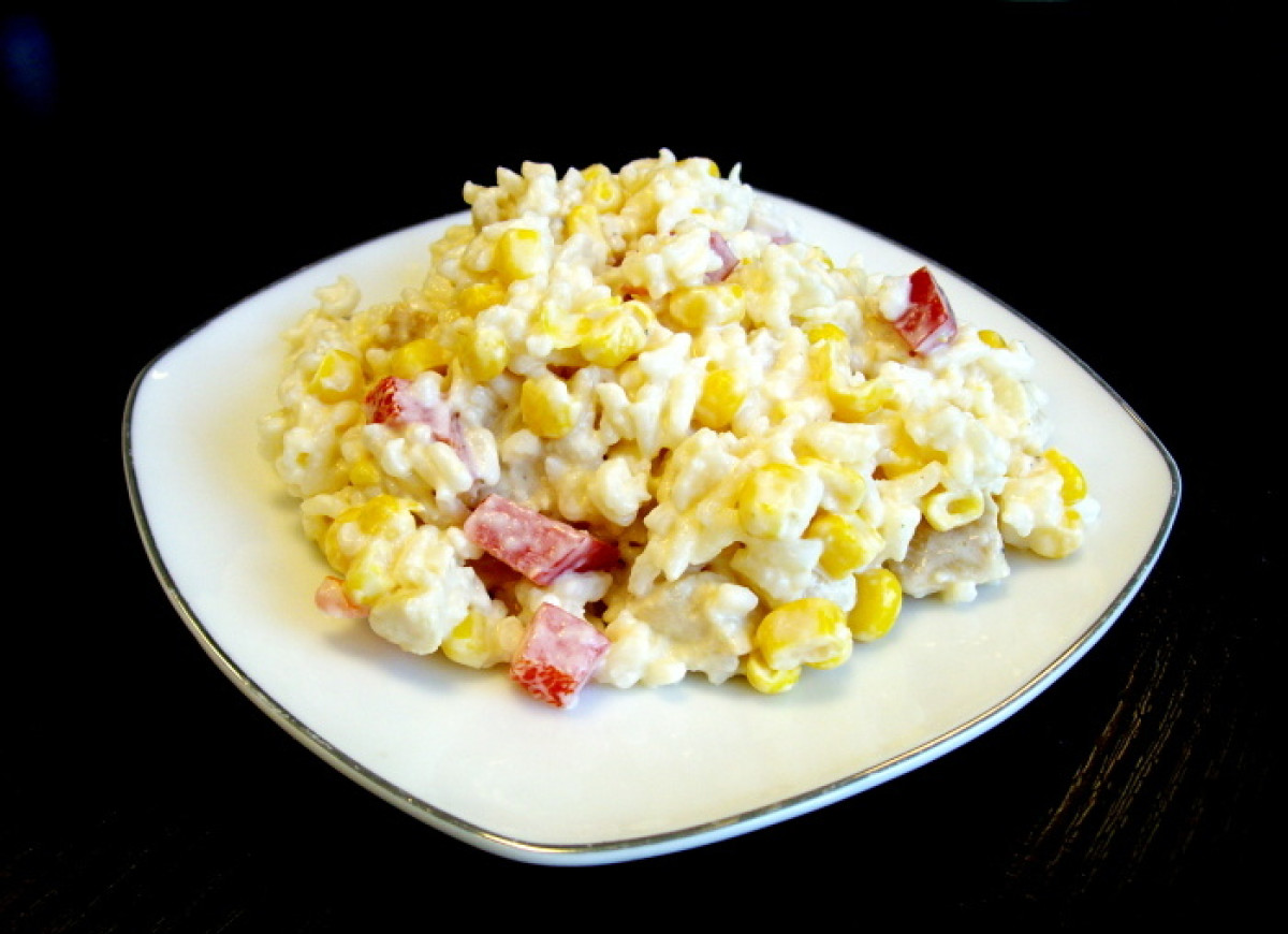 Sałatka ryżowa  z kurczakiem i ananasem