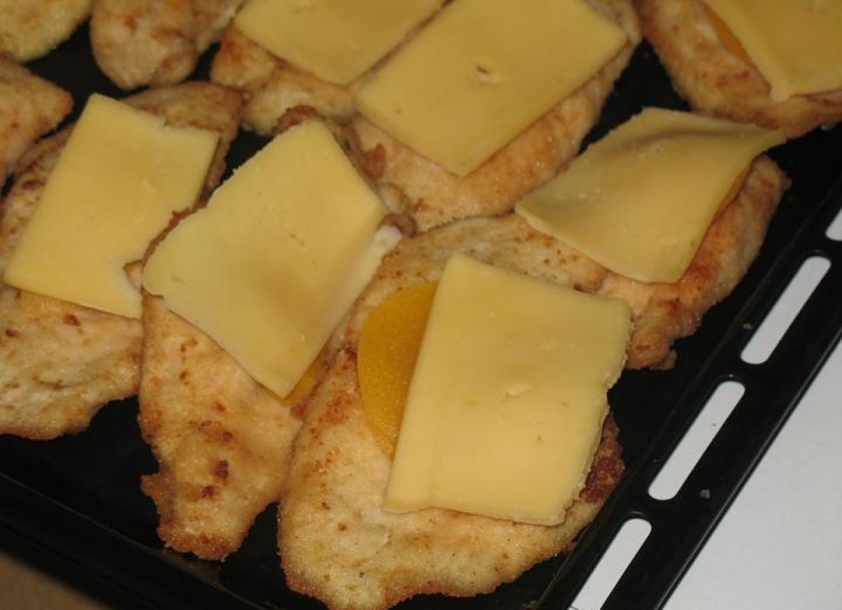 Pierś kurczaka z brzoskwinia i żółtym serem