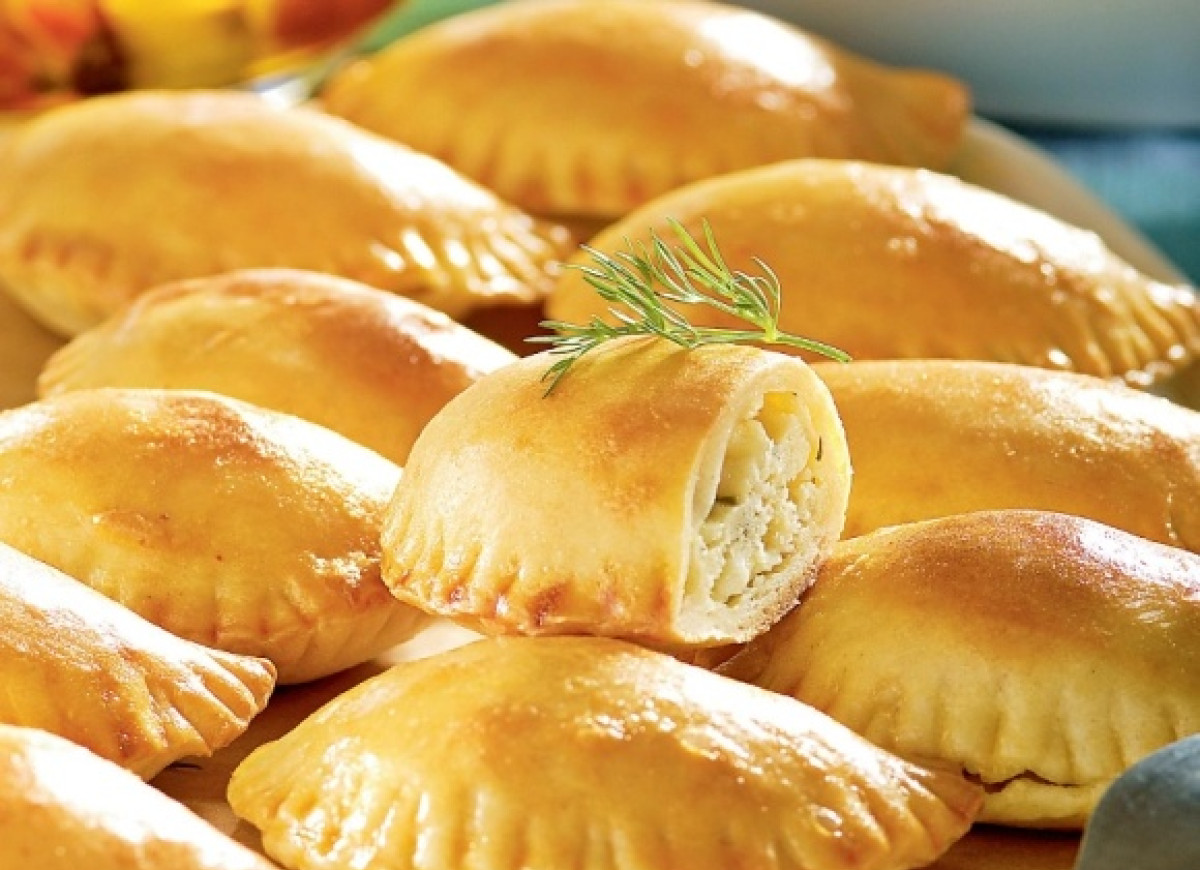 Greckie pierogi pieczone z serem feta