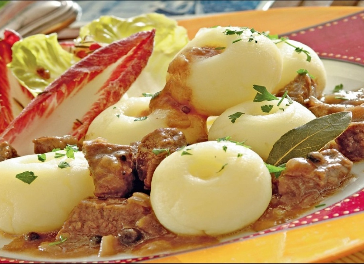Kluski śląskie z gulaszem