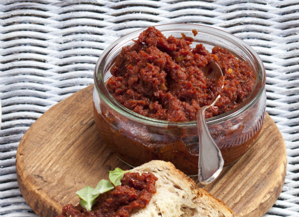 Czerwona pasta z salami