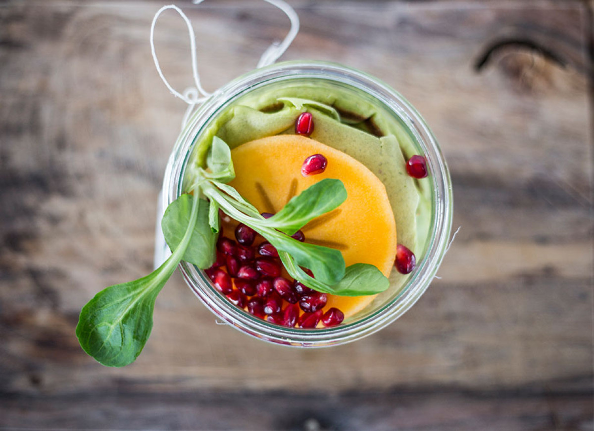 Zielone pancakes z owocami