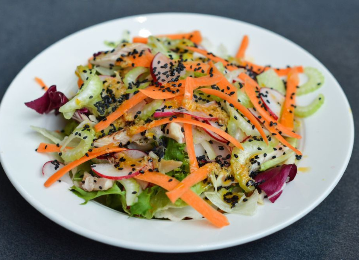 Sałata z wędzonym pstrągiem