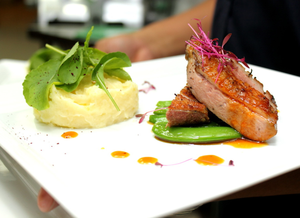 Piersi kaczki z suszonymi owocami