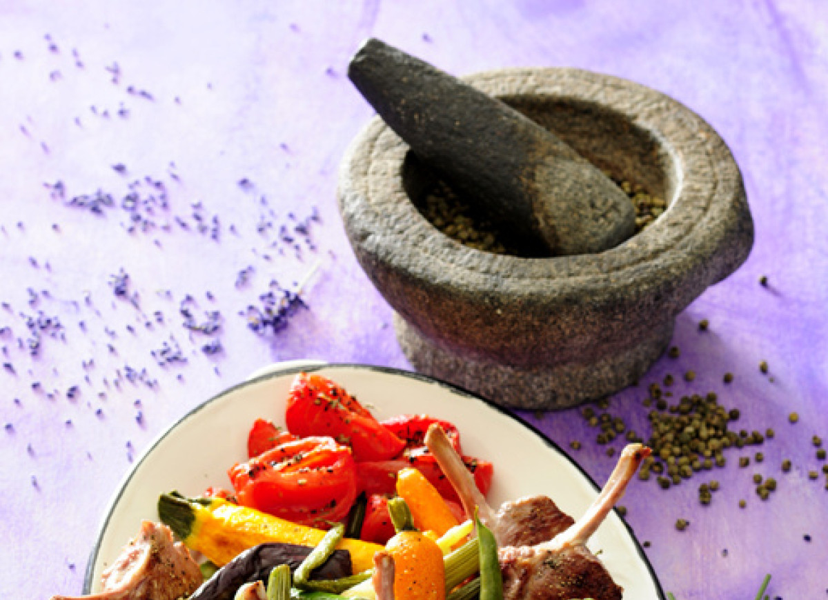 Pieczone kotlety jagnięce z warzywami duszonymi w oliwie