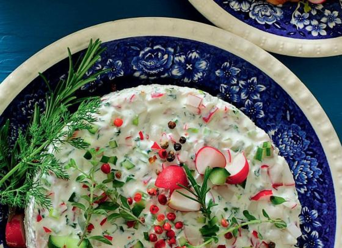 Serowy torcik wiosenny z rzodkiewkami