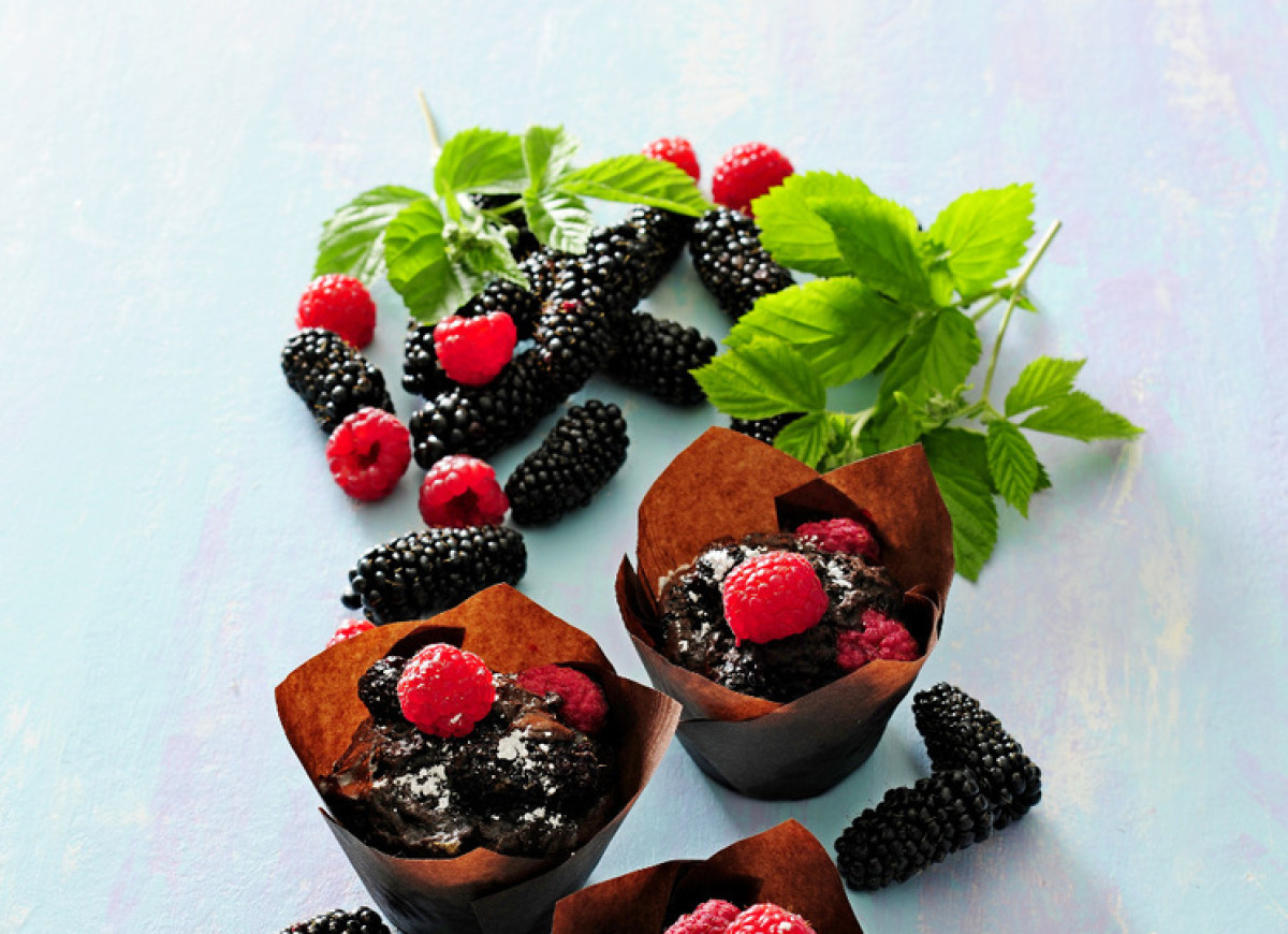 Muffinki orkiszowe z malinami i jeżynami