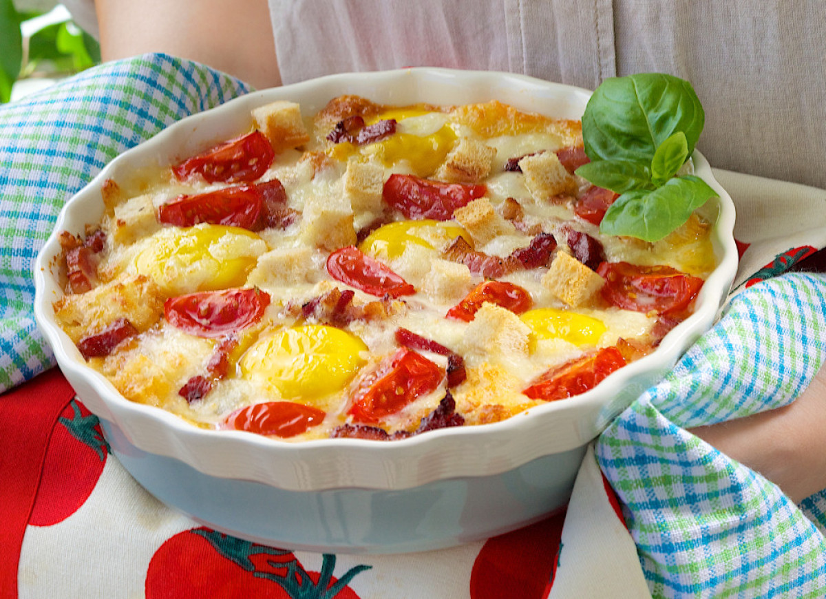 Tarta z pomidorami, boczkiem i oliwkami