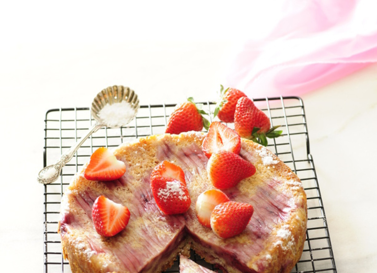 Wilgotny placek z truskawkami