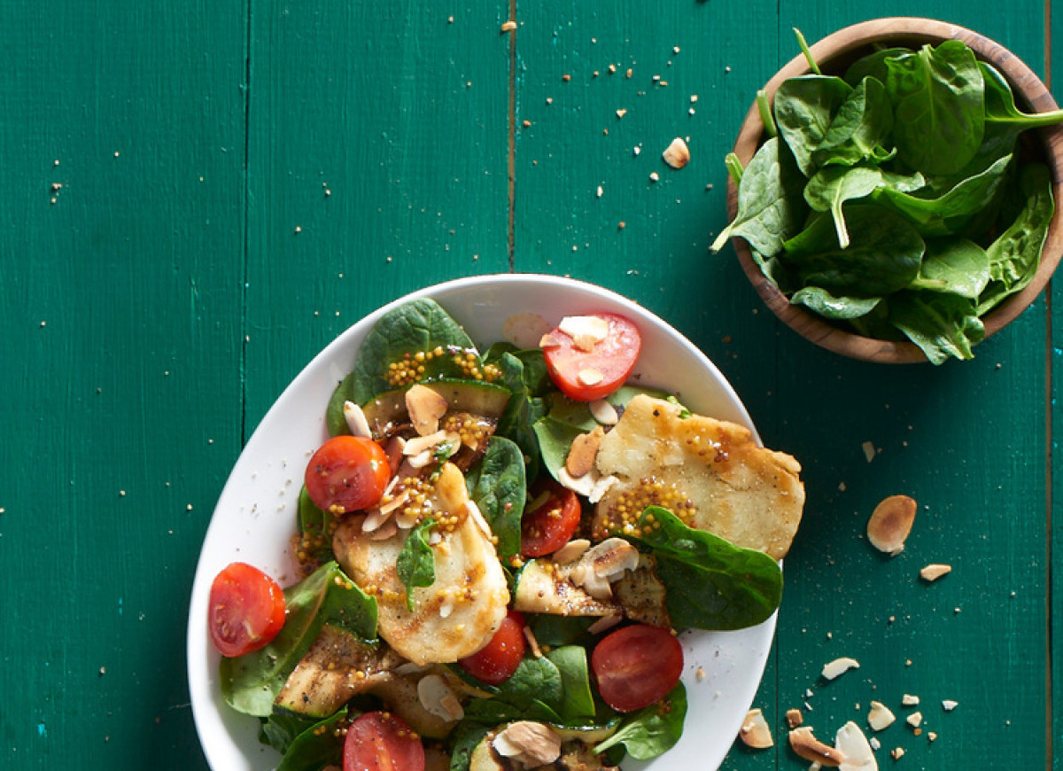 Szpinak z cukinią i halloumi