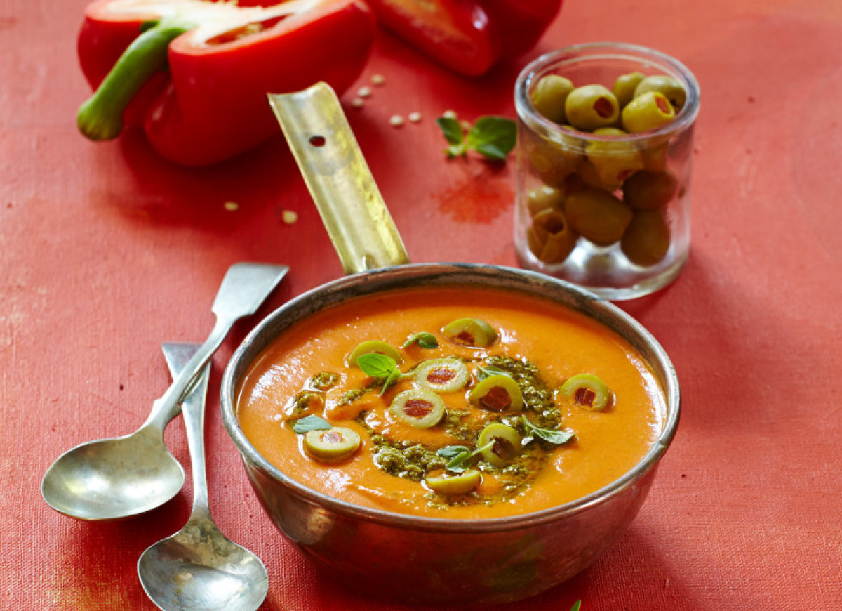 Zupa paprykowa z pesto i oliwkami
