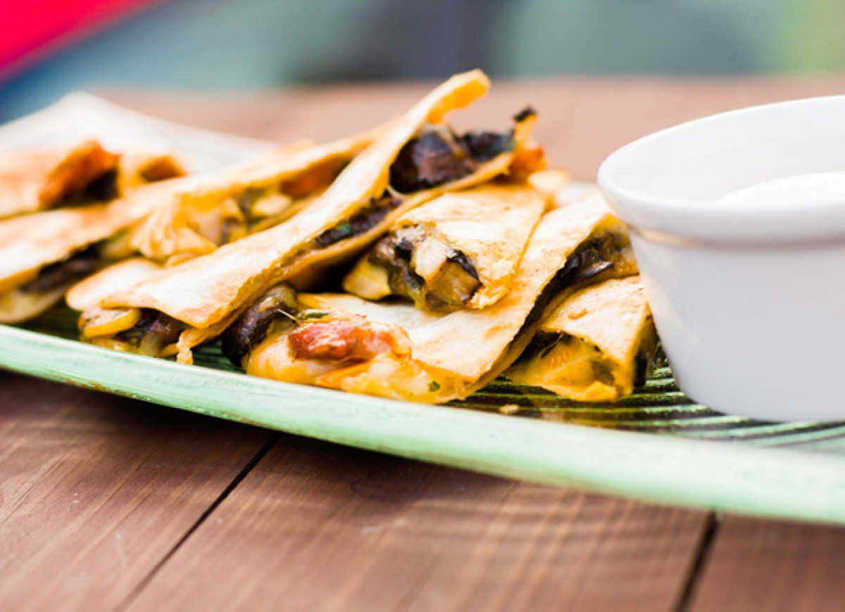 Quesadillas z grzybami leśnymi i chorizo