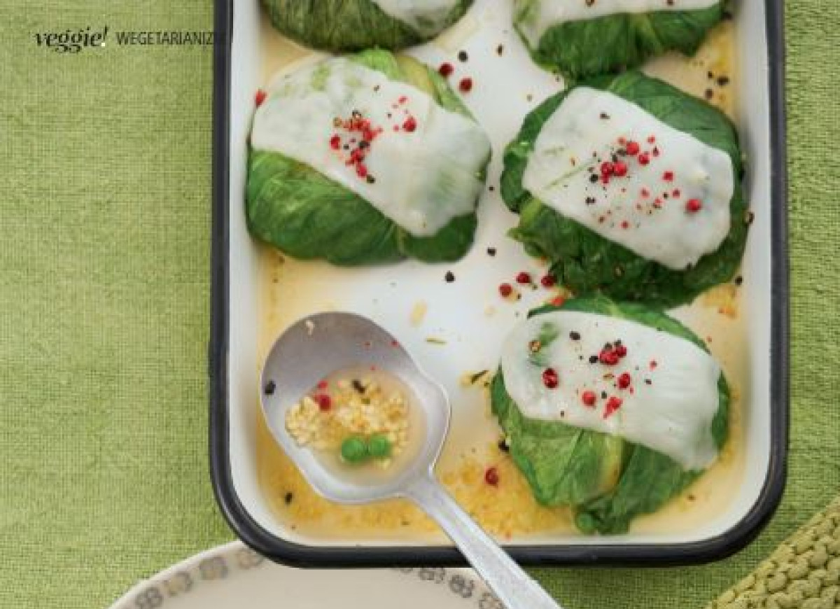 Gołąbki z sałaty z groszkiem, bulgurem i kozim serem