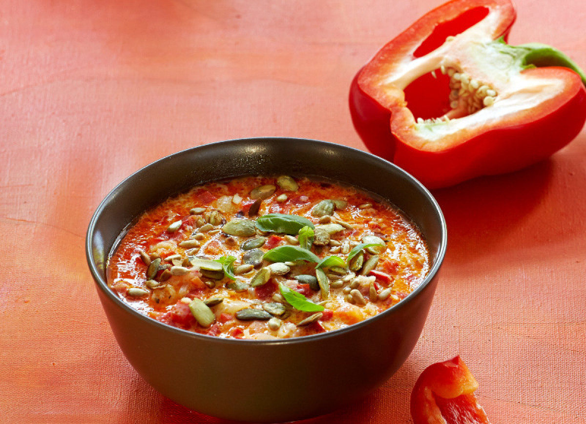 Zupa paprykowa z jabłkiem i pestkami