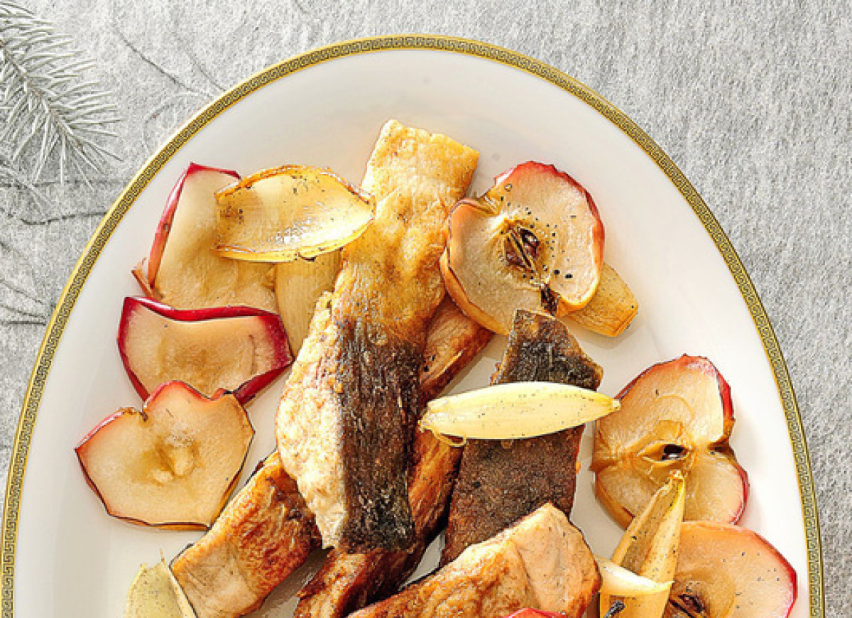 Karp z pieczonym jabłkiem i cydrową cebulą
