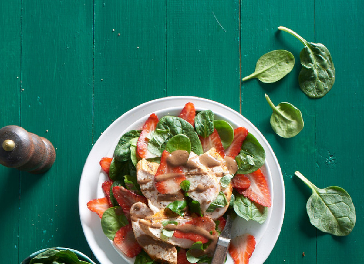 Szpinak z kurczakiem i truskawkami