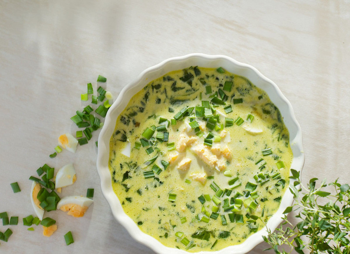 Zupa z siekanym  jajkiem, szałwią i pokrzywą